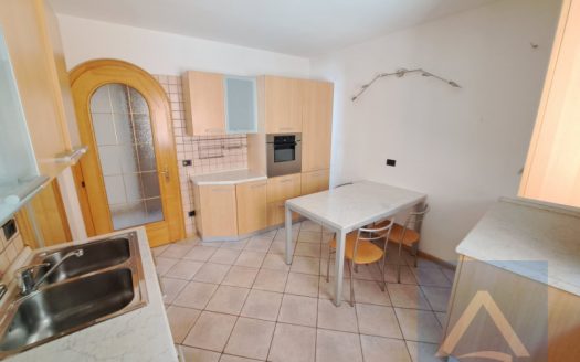 Luminoso trilocale con posto auto nel Cuore di Salorno