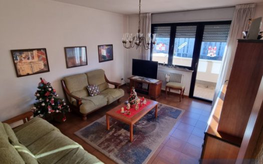 Elegante Appartamento Quadrilocale con Terrazzo Panoramico a Bolzano