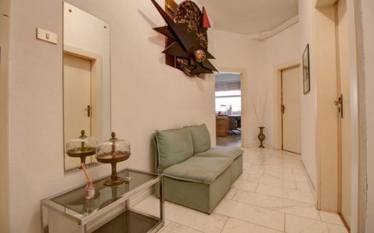 APPARTAMENTO, ATTUALMENTE AD USO UFFICIO