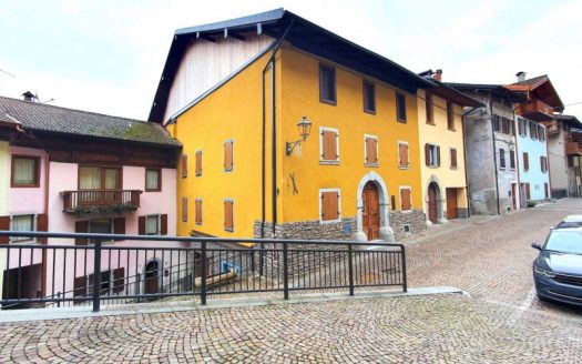 Incantevole proprietà storica con vista sulla valle