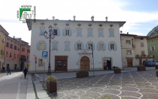 Mezzolombardo, affittiamo ufficio in centralissimo palazzo storico