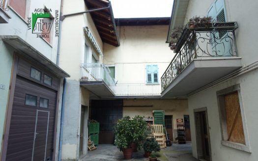 Mezzolombadro, edificio indipendente con garage