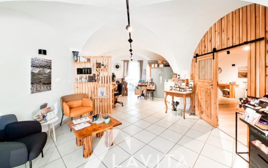 Negozio commerciale a Ora