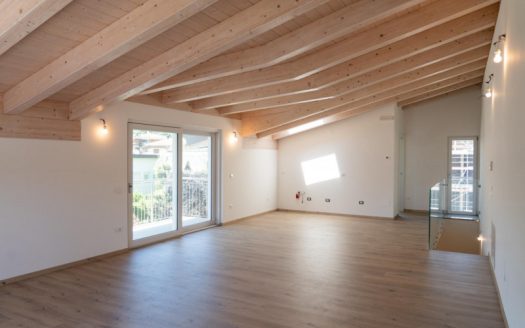 ATTICO in piccola porzione di casa in BOLGHERA con terrazzino e giardino privato.