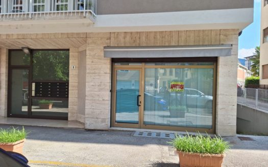 TRENTO ADIACENZE CORSO TRE NOVEMBRE AFFITTIAMO LUMINOSO NEGOZIO VETRINATO CON BAGNO