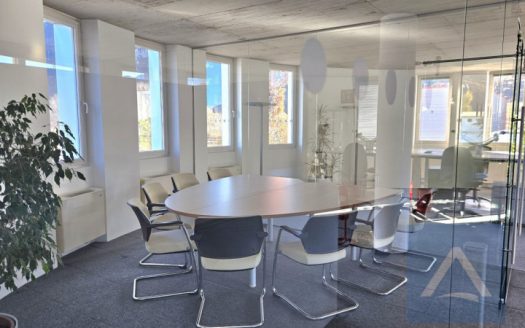 Elegante ufficio moderno con terrazza panoramica a Cortaccia sulla Strada del Vino