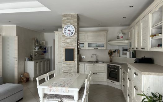 trilocale ristrutturato con balcone nel cuore di Laives