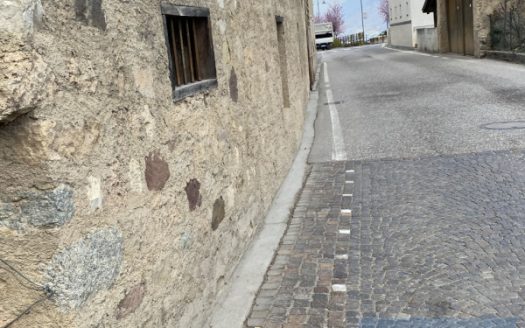 Tesimo – Fienile con ampie metrature e giardino