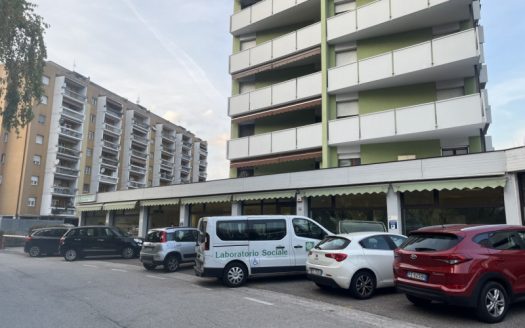 Magazzino vetrinato in zona via Maccani