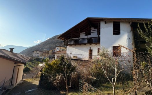Mosana – Trifamiliare parzialmente da ristrutturare con terreno
