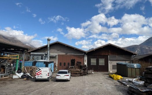 Levico – Capannone con piazzale