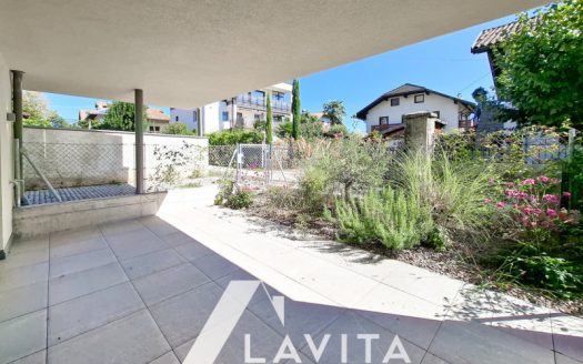 trilocale con terrazzo e giardino ad Appiano