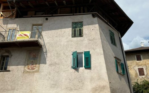 COMUNE DI LIVO FRAZIONE SCANNA VENDIAMO PORZIONE DI CASA CON 2 APPARTAMENTI E RUSTICO