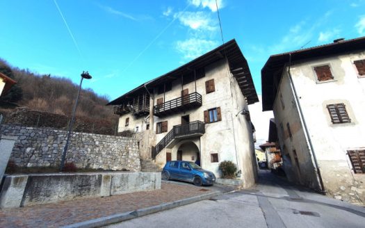 Porzione di Casa Indipendente con Giardino e Potenzialità di Ristrutturazione