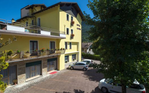 Albergo con gestione famigliare in posizione predominante sulle terme di Comano,