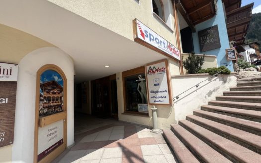 Ampio locale commerciale in centro a Canazei