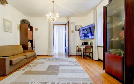 Porzione di casa indipendente con cortile e garage