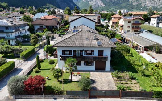 VILLA SINGOLA CON AMPIO GIARDINO