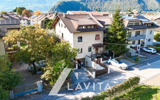 Casa bifamiliare con giardino a Ora