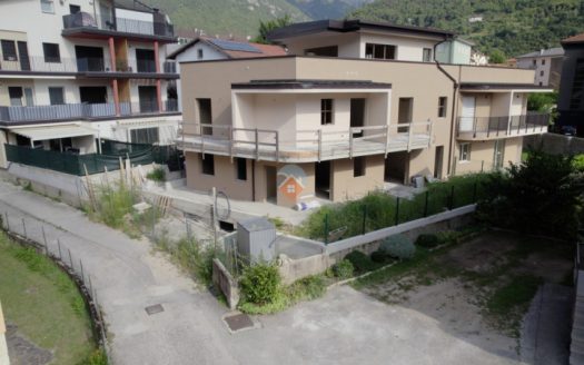 AMPIO TRILOCALE CON GIARDINO IN NUOVA COSTRUZIONE