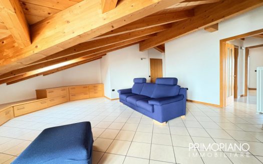 Splendido attico con vista lago in vendita a Tenna