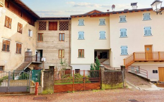 Edificio residenziale da ristrutturare con servizi