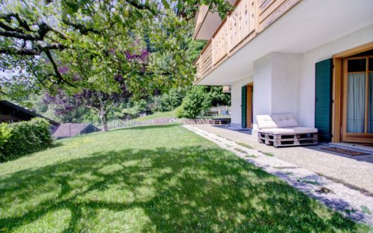 Villa con ampio giardino e vista sulla vallata