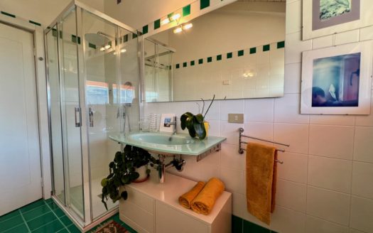 VIA DEGLI OLIVI – BIFAMILIARE IN POSIZIONE PANORAMICA E DOMINANTE