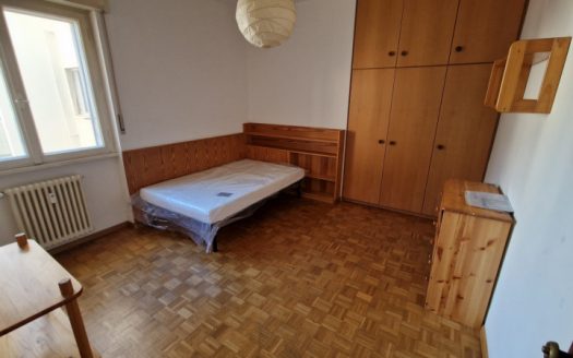 Luminoso monolocale arredato in centro a Bolzano con balcone