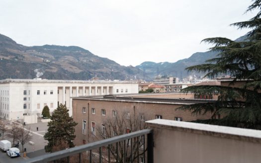 Ampio trilocale penultimo piano zona Tribunale – AV26003