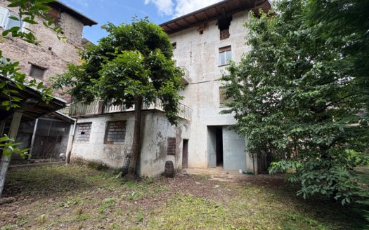 Lavis – Casa plurifamiliare da ristrutturare con giardino