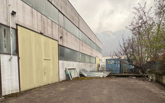 Lavis – Capannone con piazzale