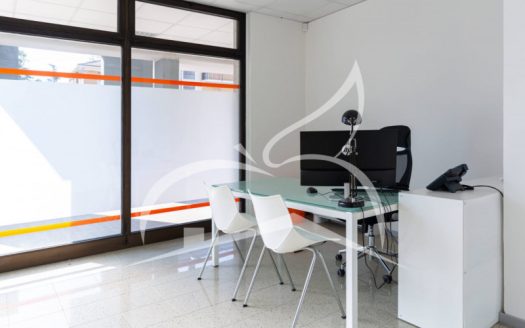 Ufficio singolo con vetrina angolare