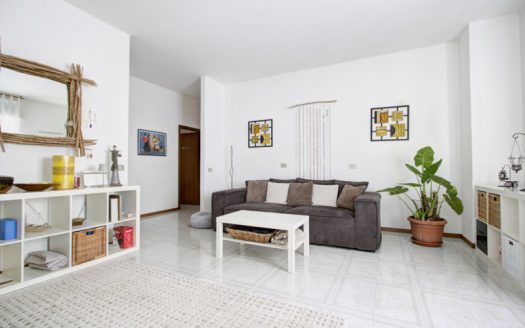 VILLA SINGOLA CON AMPIO GARDINO