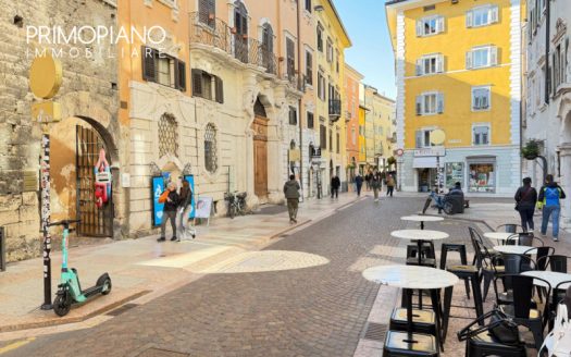 Affittasi locale uso negozio a Trento Via Santissima Trinità