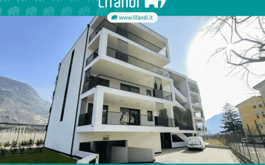 Bilocale Moderno con Terrazza Panoramica – Maia Bassa