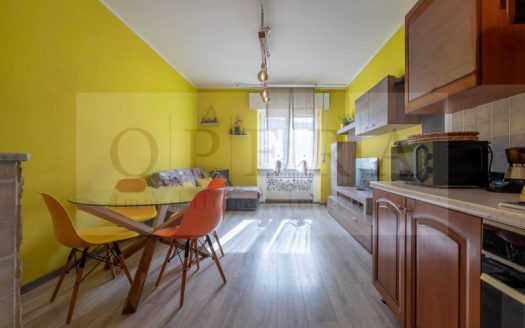 Bolzano – Via Rovigo: trilocale interno con balcone.