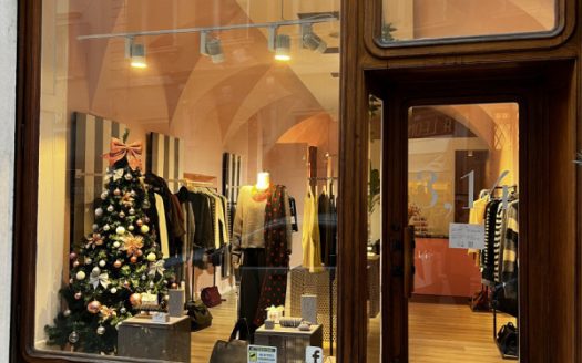 CENTRO STORICO – NEGOZIO VETRINATO IN ZONA DI FORTE PASSAGGIO