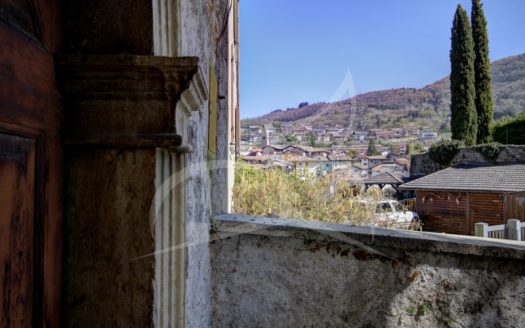 TERRACIELO DA RISTRUTTURARE CON AMPIO GIARDINO