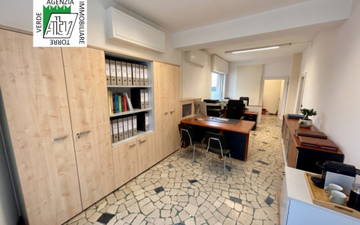 VILLE D’ANAUNIA – TUENNO – LUMINOSO UFFICIO CON OTTIMA VISIBILITA’