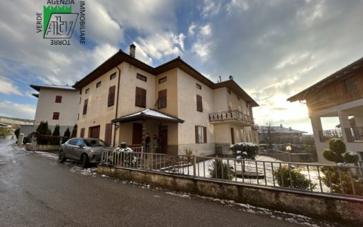 SANZENO – BANCO – CASA INDIPENDENTE CON DUE APPARTAMENTI E AMPI DEPOSITI