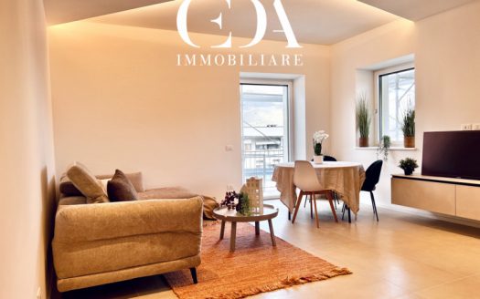 TRILOCALE DI NUOVA COSTRUZIONE – GIÀ ARREDATO – POSTO AUTO E CANTINA