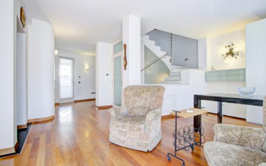 Terra-cielo ristrutturata con ascensore