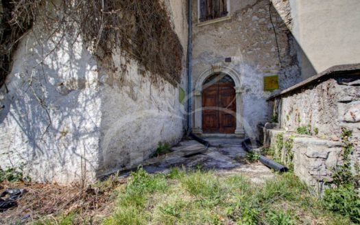TERRACIELO DA RISTRUTTURARE CON AMPIO GIARDINO