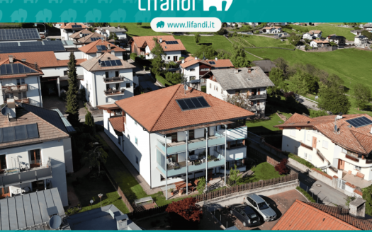 San Genesio – Immobile versatile con vista panoramica sulle Dolomiti in vendita