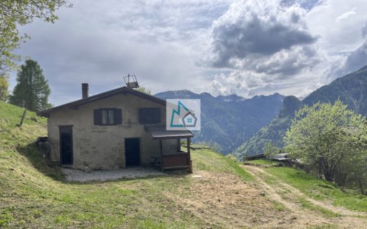 Caratteristica baita rustica panoramica a Valdaone, località Varassone