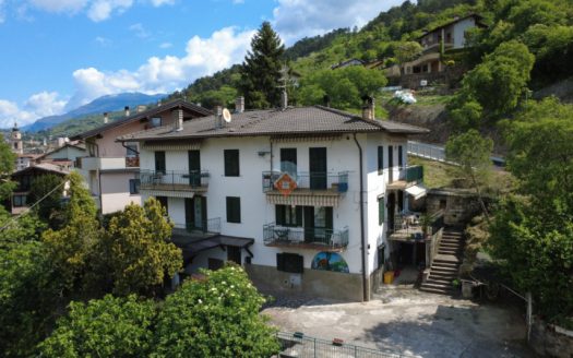 casa bifamiliare a lizzana con giardino e pertinenze