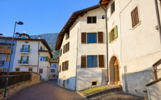 Casa su tre livelli