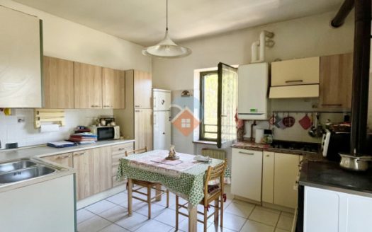 ampio 3 camere con poggioli e cantina