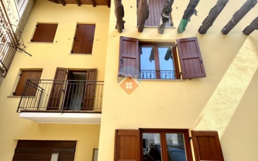 porzione di casa già semi-ristrutturata con bilocale e appartamento al grezzo